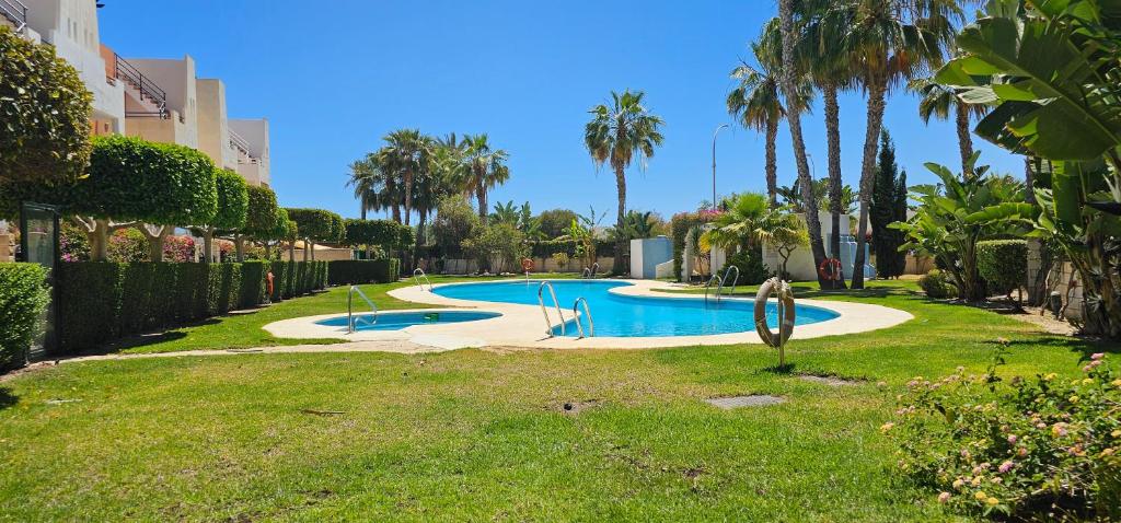 Bazén v ubytování Homes of Spain, Apartamentos Paraíso Vera Playa, Fatu Hiva, Bajo A con piscina privada en jardín privado, PRIMERA LINEA de PLAYA, WIFI nebo v jeho okolí