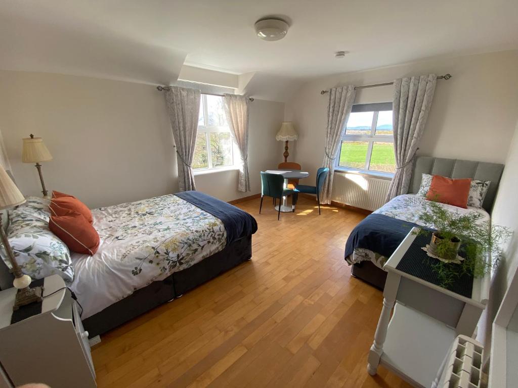 Postel nebo postele na pokoji v ubytování Lough Carra House - Room only with Kitchenette