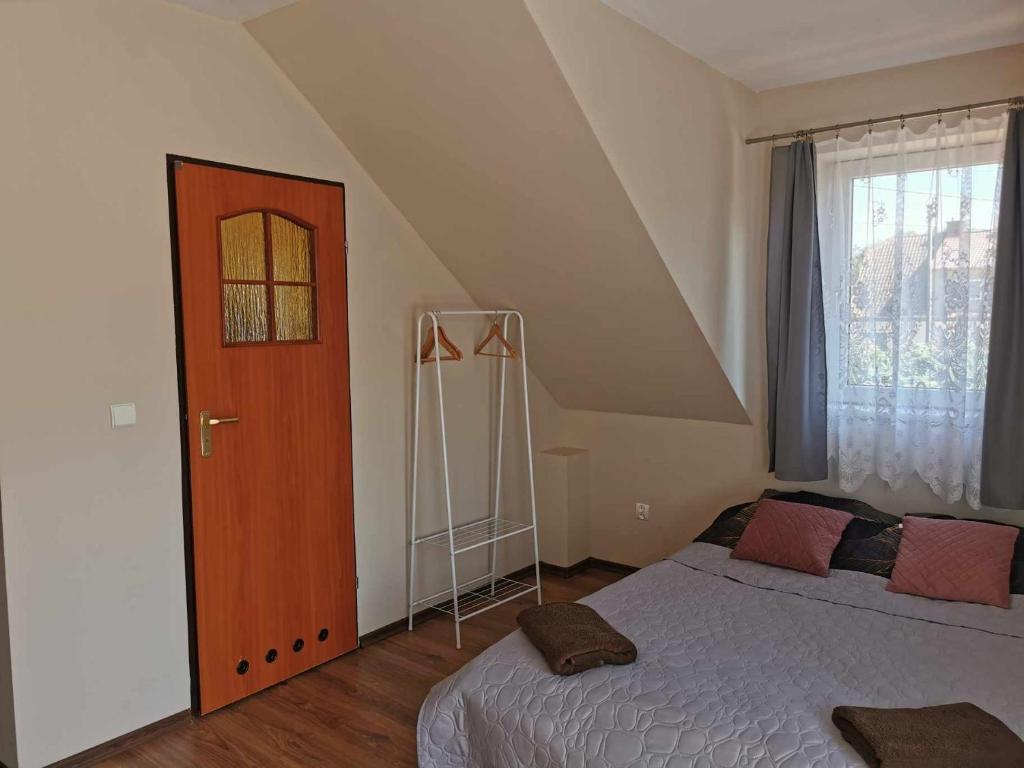Giường trong phòng chung tại Wędzarnia pod lasem - Pokoje