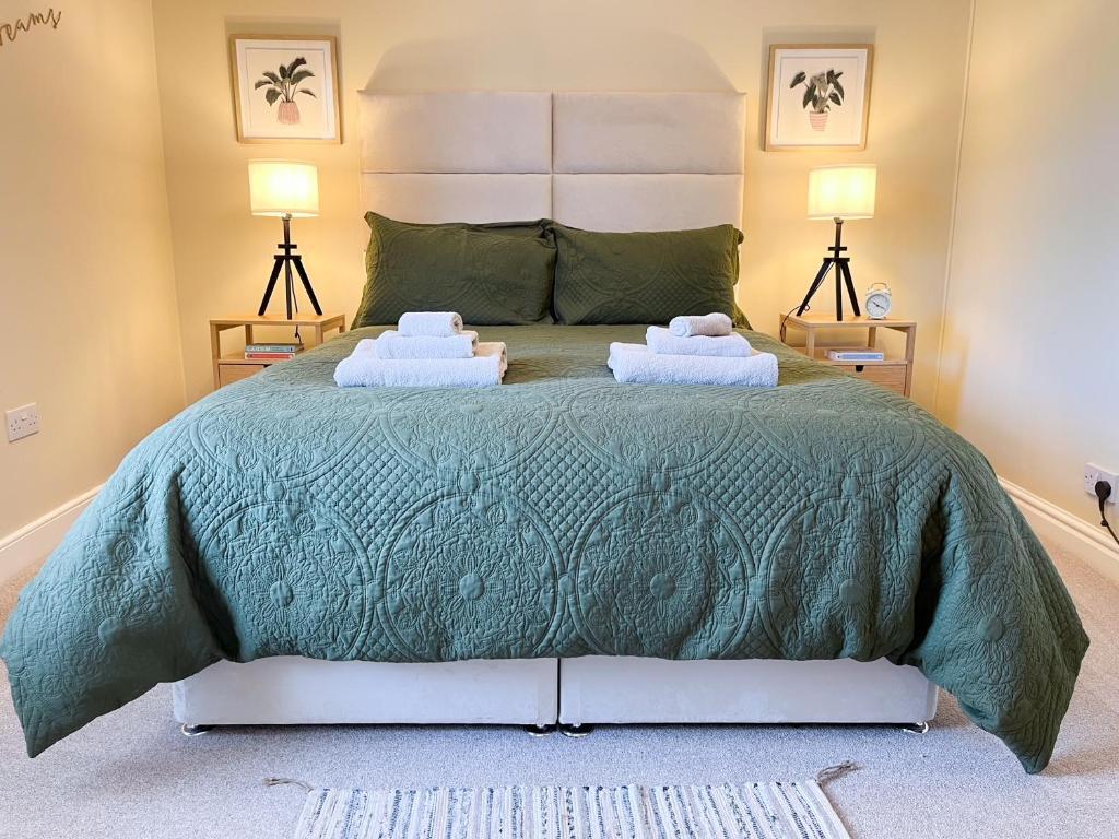 1 dormitorio con 1 cama con 2 toallas en Overleigh Cottage, with optional Hot Tub hire, en Chester