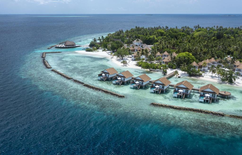 una vista aérea de un complejo en el océano en Bandos Maldives en North Male Atoll
