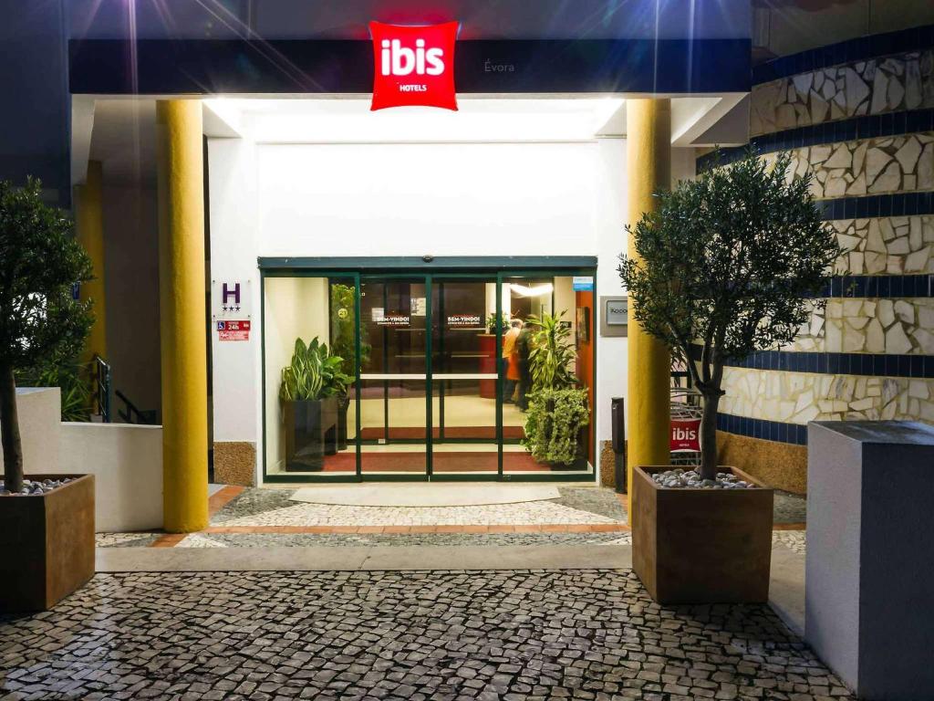un'entrata di servizio per un edificio con un cartello sopra di Hotel ibis Evora a Évora
