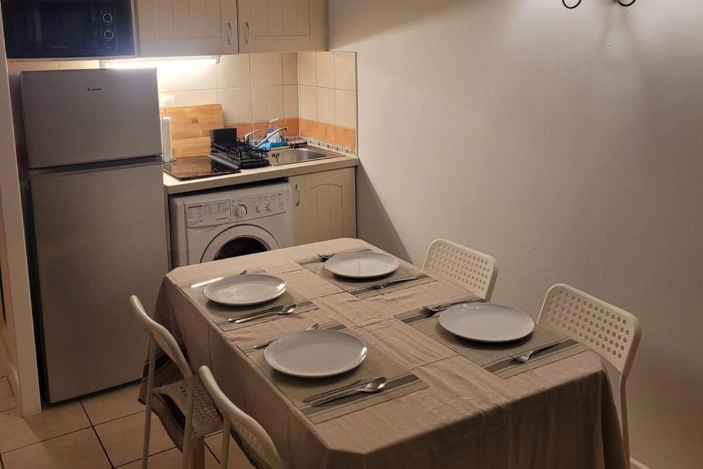 Kuchnia lub aneks kuchenny w obiekcie 06U - Beautiful studio in residence - swimming pool and tennis court
