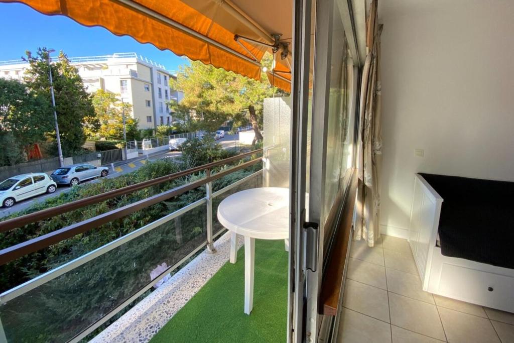 Telewizja i/lub zestaw kina domowego w obiekcie 06U - Beautiful studio in residence - swimming pool and tennis court