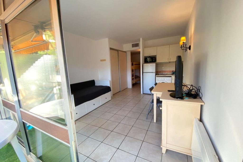 Kuchnia lub aneks kuchenny w obiekcie 06U - Beautiful studio in residence - swimming pool and tennis court