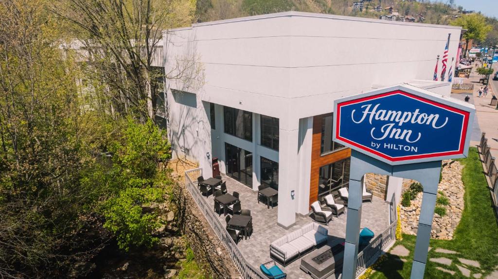 an overhead view of a hampton inn with a sign at Hampton Inn Gatlinburg in Gatlinburg