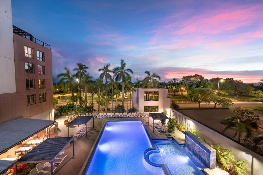 Výhled na bazén z ubytování DoubleTree by Hilton Esplanade Darwin nebo okolí