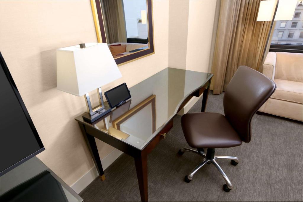 Hilton Parc 55 San Francisco Union Square - 一张国王床