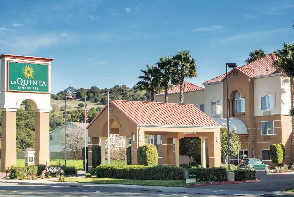 un hotel con un cartel para un hotel en La Quinta by Wyndham Fairfield - Napa Valley, en Fairfield