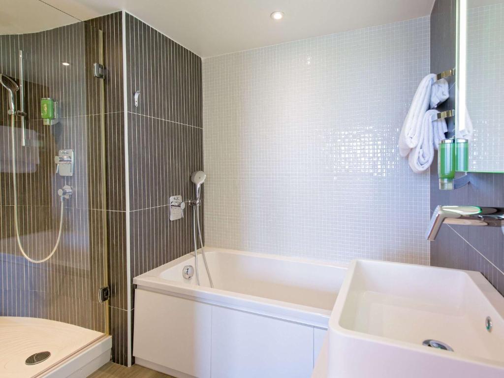 Ванная комната в Novotel Suites Perpignan Centre