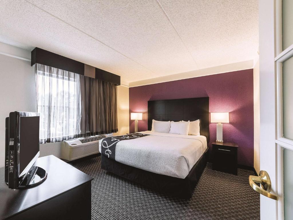 La Quinta Inn & Suites by Wyndham San Antonio Downtown - Deluxe King Suite