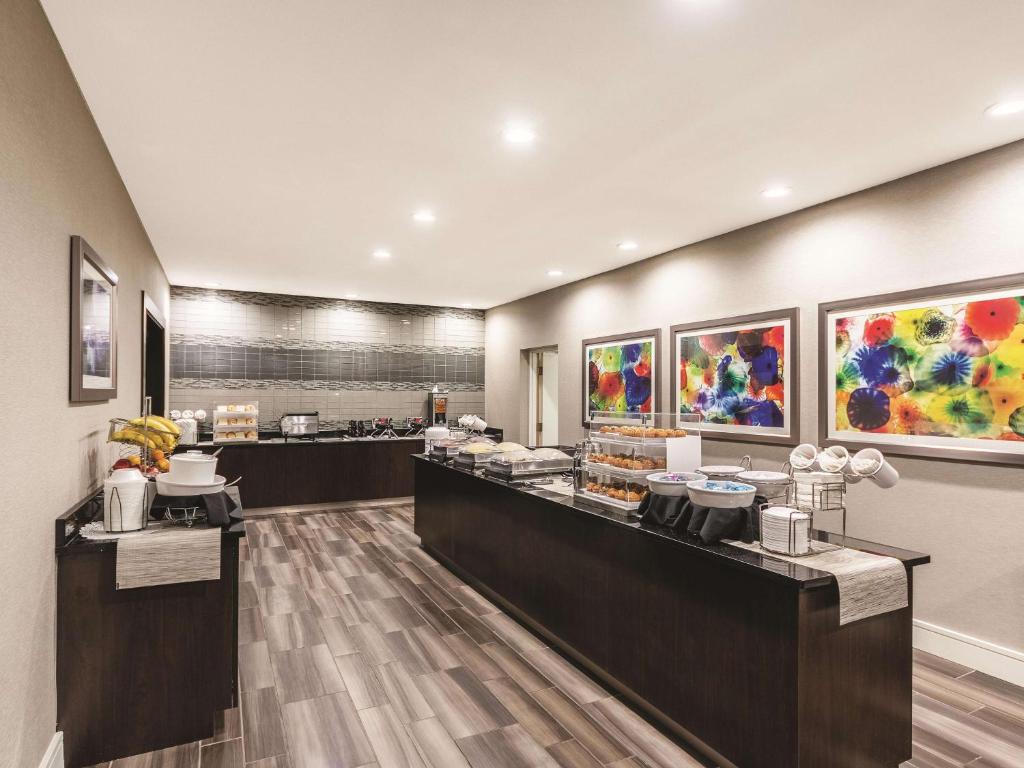 La Quinta Inn & Suites by Wyndham San Antonio Downtown photo