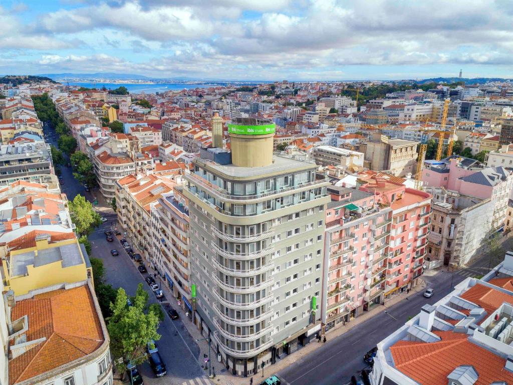 z góry widok na miasto z budynkami w obiekcie Ibis Styles Lisboa Centro Liberdade NE w Lizbonie