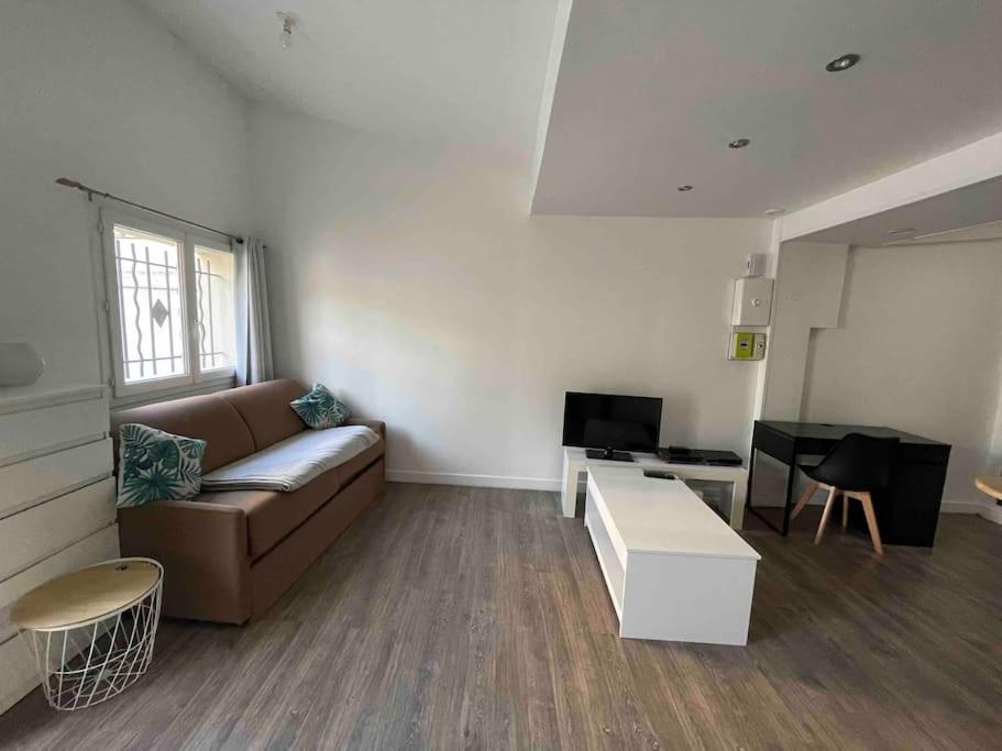 Et tv og/eller underholdning på Charmant logement à Romainville