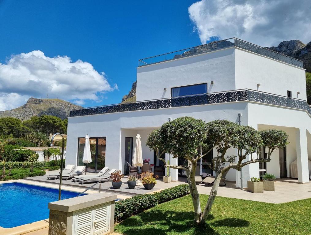 a villa with a swimming pool and a house at Villa-Galeria-Verde-in-Betlem in Colonia de Sant Pere