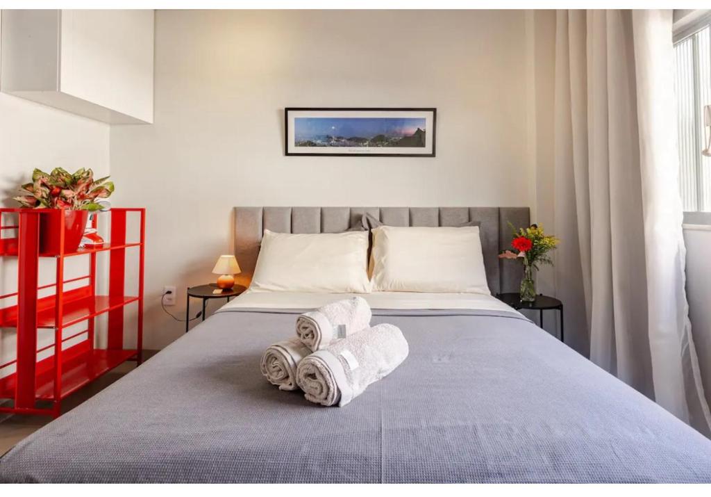 sypialnia z łóżkiem z ręcznikami w obiekcie Apartamento Glória w mieście Rio de Janeiro