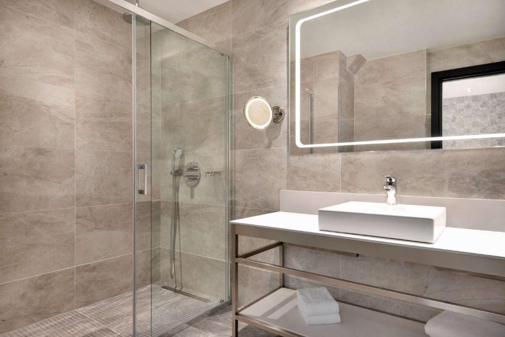 Koupelna v ubytování Wyndham Grand Tbilisi