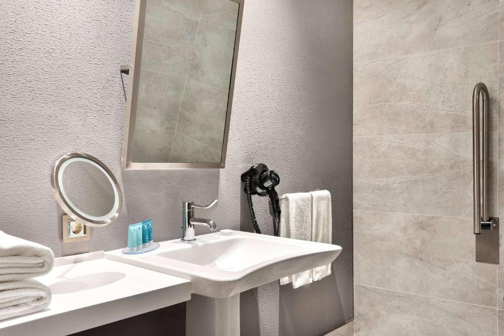 Koupelna v ubytování Wyndham Grand Tbilisi