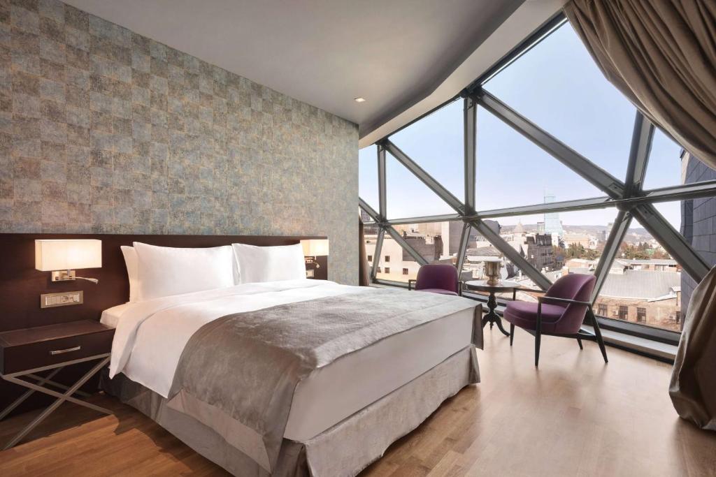 Postel nebo postele na pokoji v ubytování Wyndham Grand Tbilisi