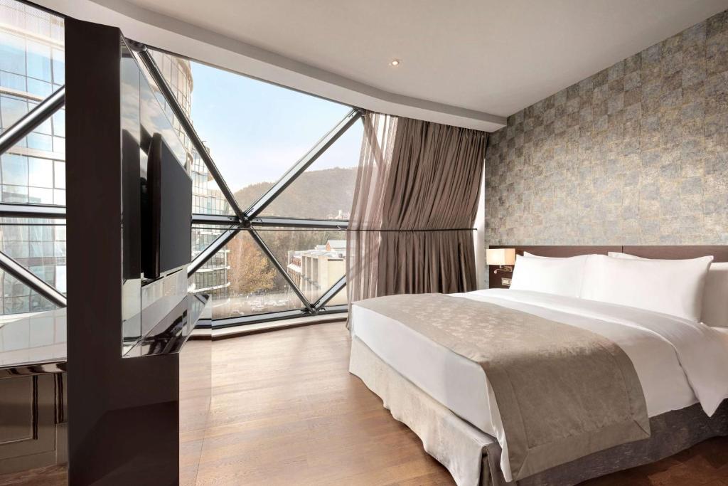 Postel nebo postele na pokoji v ubytování Wyndham Grand Tbilisi