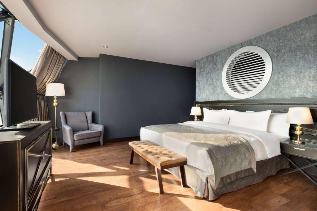 Postel nebo postele na pokoji v ubytování Wyndham Grand Tbilisi