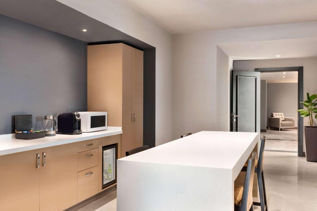 Kuchyň nebo kuchyňský kout v ubytování Wyndham Grand Tbilisi
