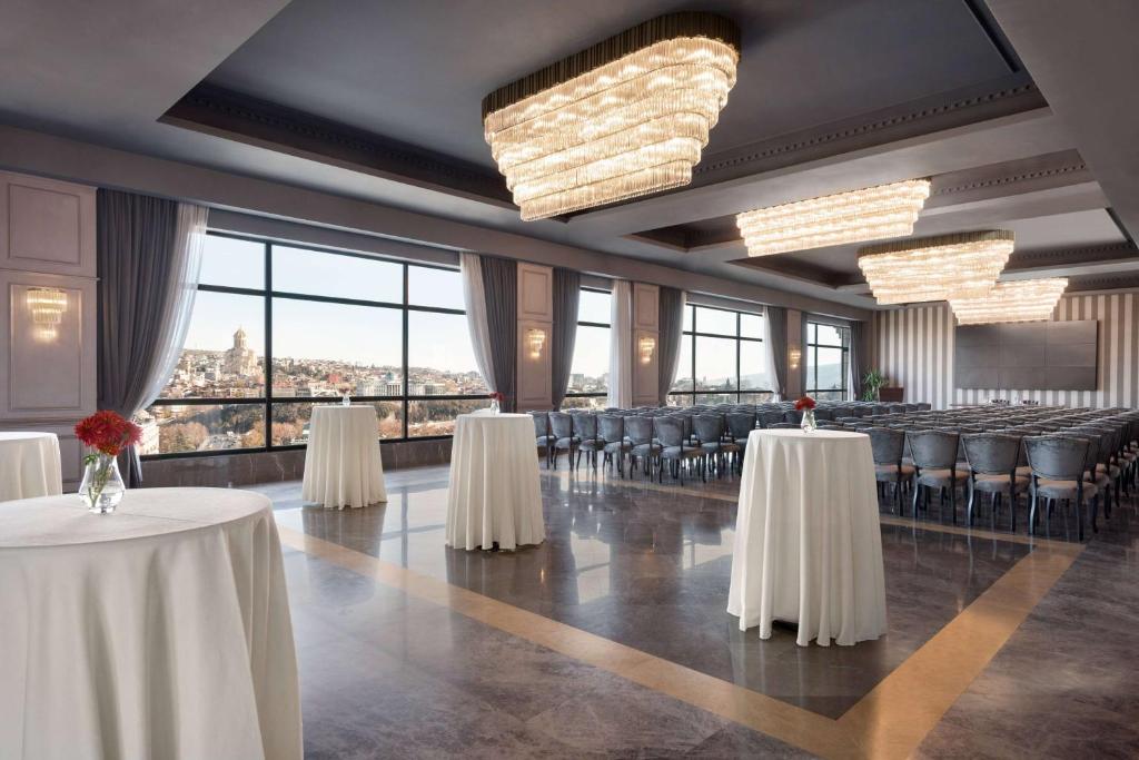 Restaurace v ubytování Wyndham Grand Tbilisi