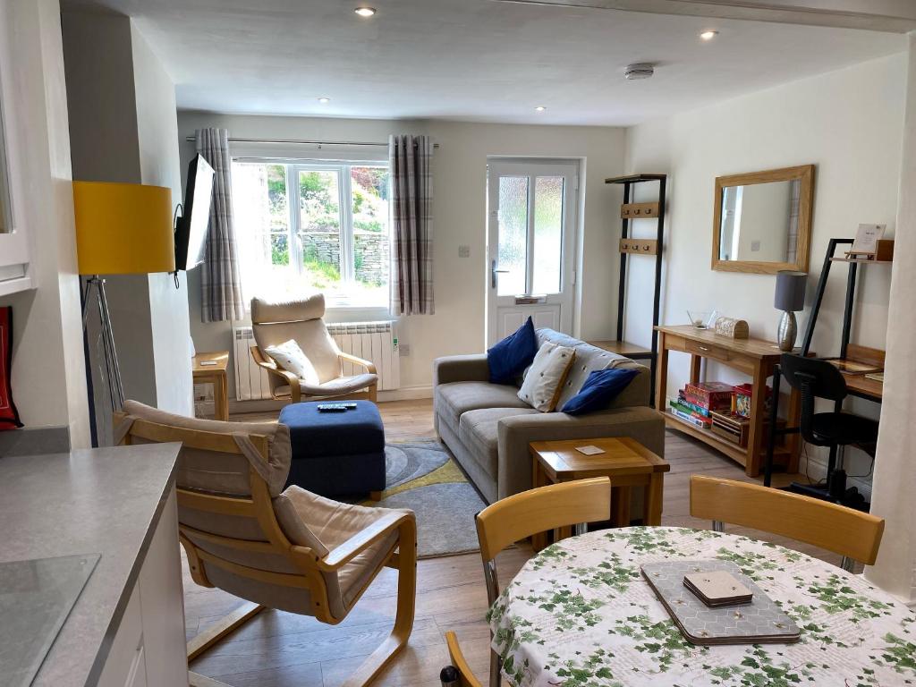 sala de estar con sofá y mesa en Osprey Cottage, Manton in Rutland en Manton