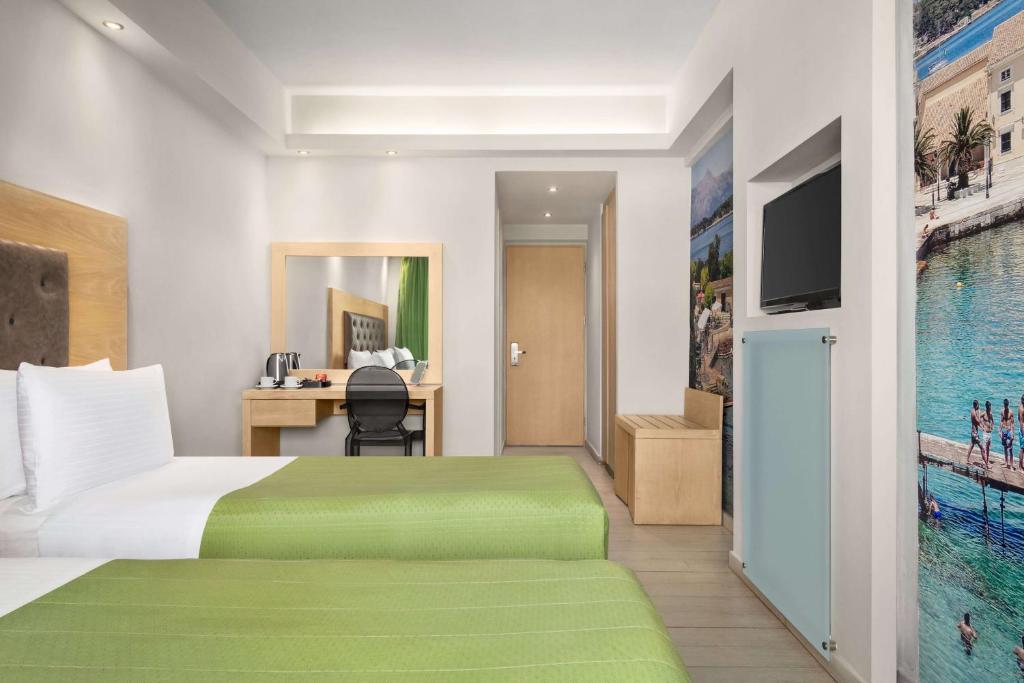 Postel nebo postele na pokoji v ubytování TRYP by Wyndham Corfu Dassia