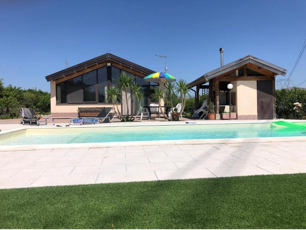 Bazén v ubytování Chalet Con Piscina nebo v jeho okolí