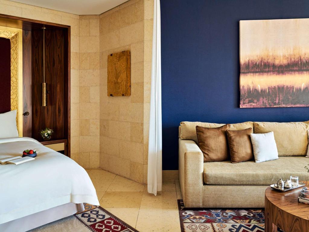Postel nebo postele na pokoji v ubytování Raffles Dubai
