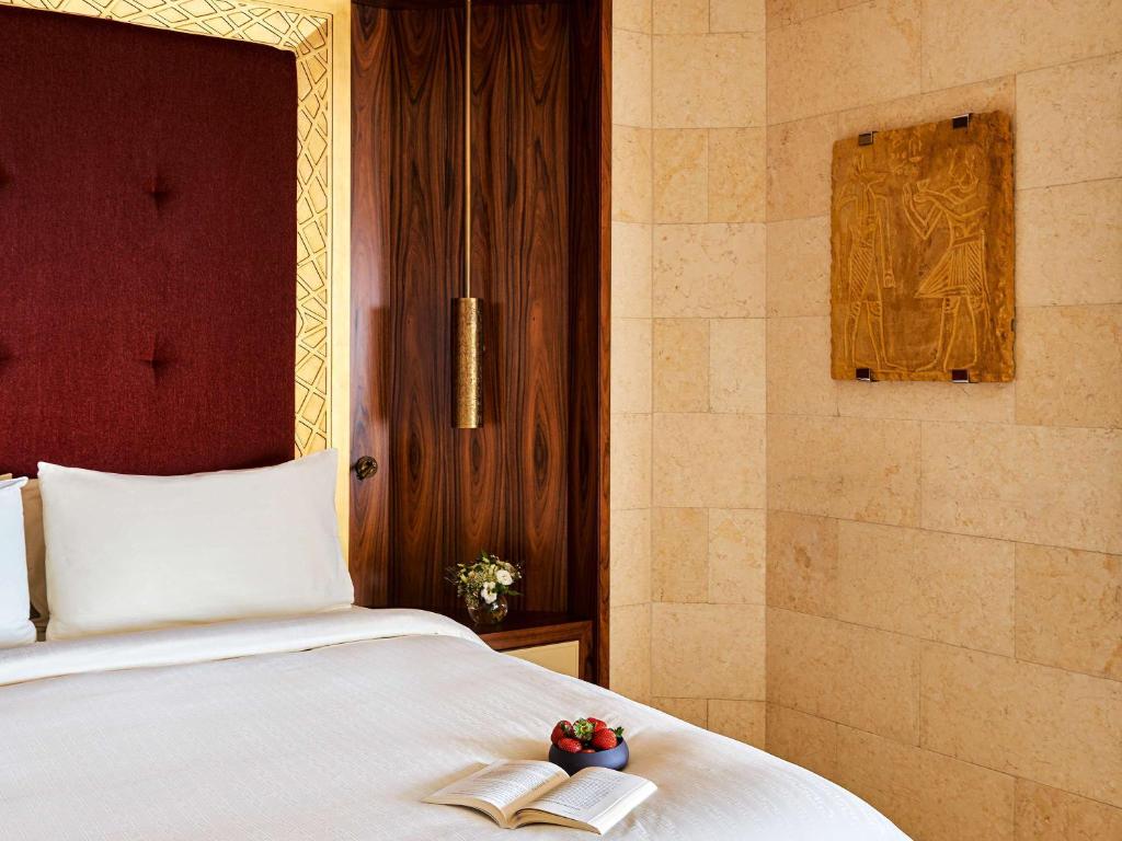 Postel nebo postele na pokoji v ubytování Raffles Dubai