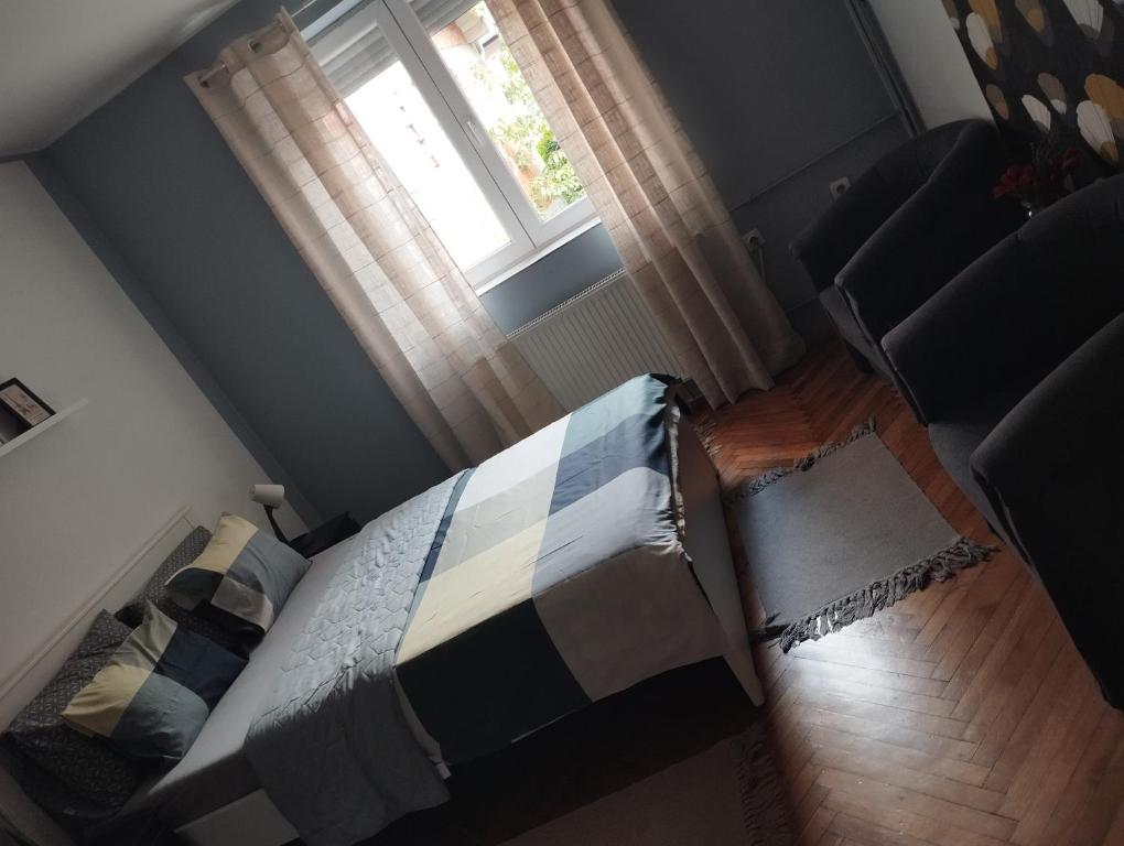 an overhead view of a bedroom with a bed and a window at Apartmani Biljana Lazić in Vrnjačka Banja