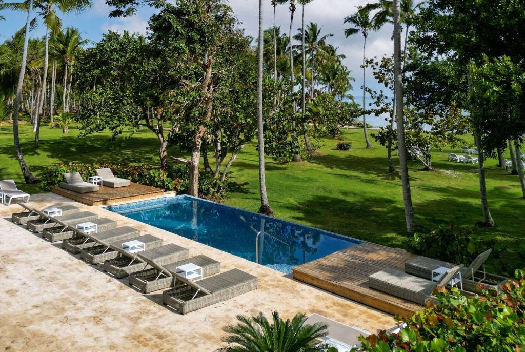 Bazén v ubytování Wyndham Alltra Samana All Inclusive Resort nebo v jeho okolí