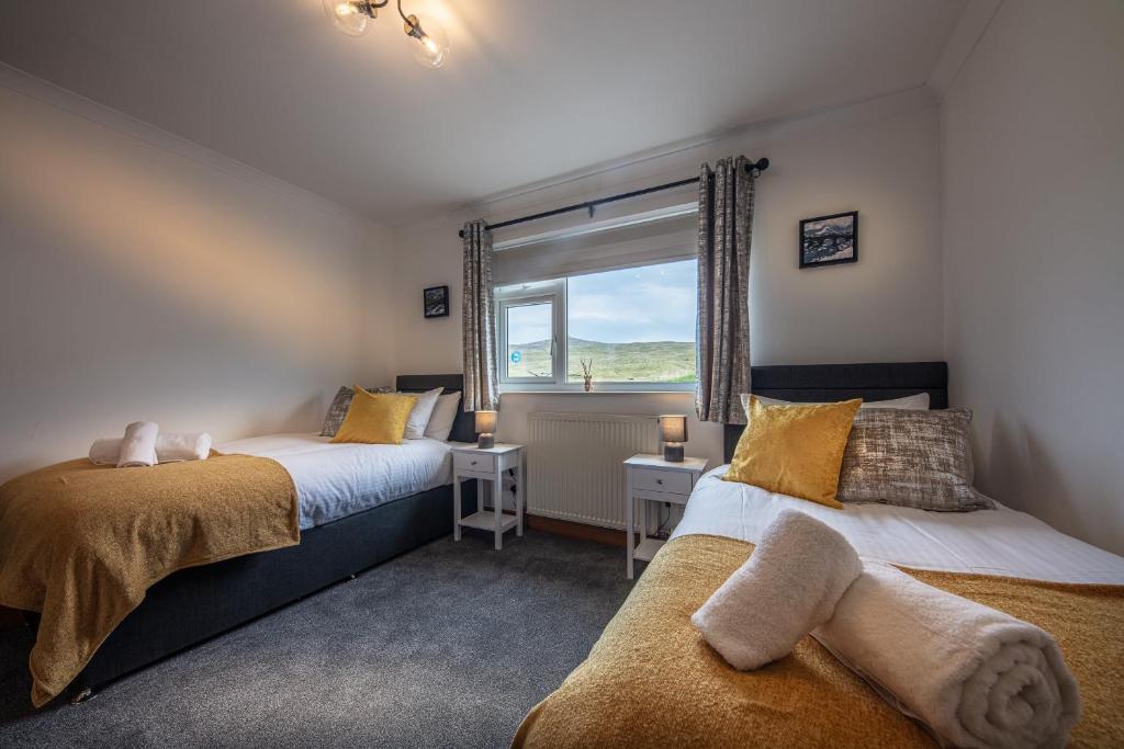 Postel nebo postele na pokoji v ubytování Cuillin View House Skye