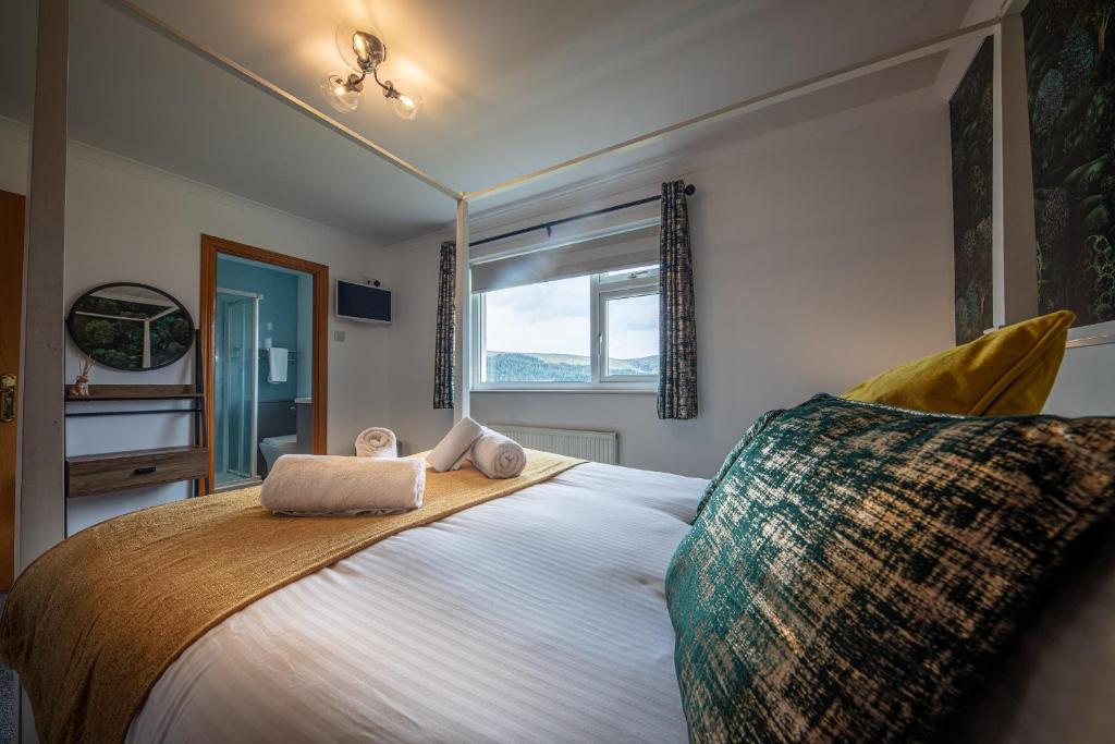 Postel nebo postele na pokoji v ubytování Cuillin View House Skye