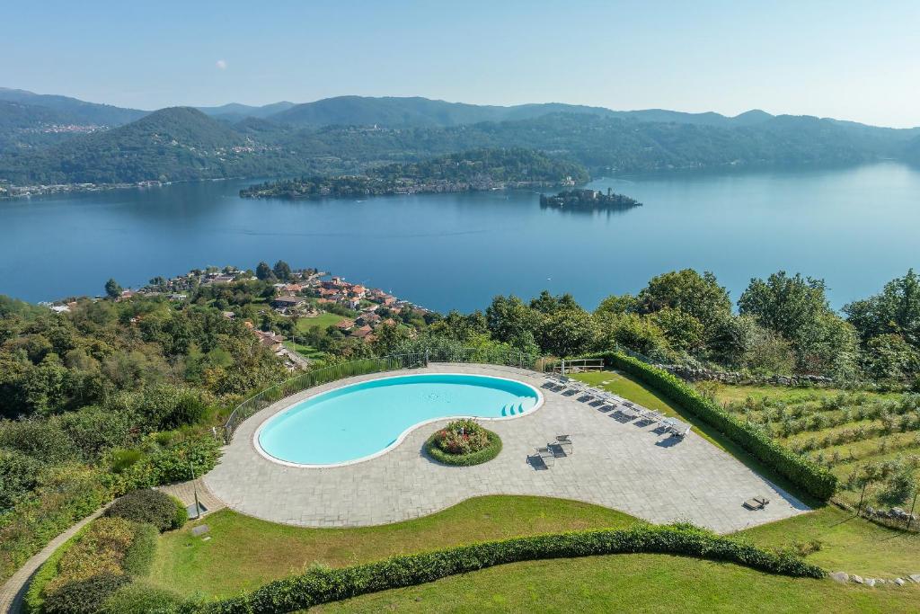 una vista aérea de un lago con piscina en LAirone Apt, en Pella