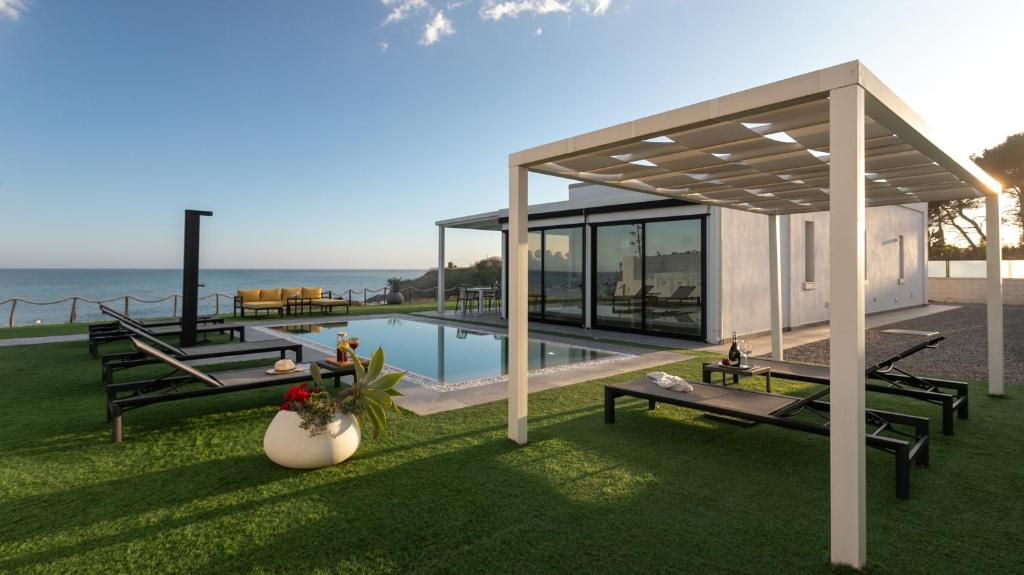 una representación de una casa con piscina en VILLA SABBIE ROSSE 6, Emma Villas, en Ovile la Marinella