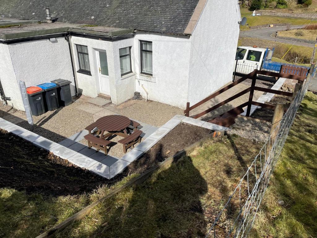 an overhead view of a picnic table in front of a house at Rowan Cottage Wanlockhead Dumfries & Galloway in Wanlockhead