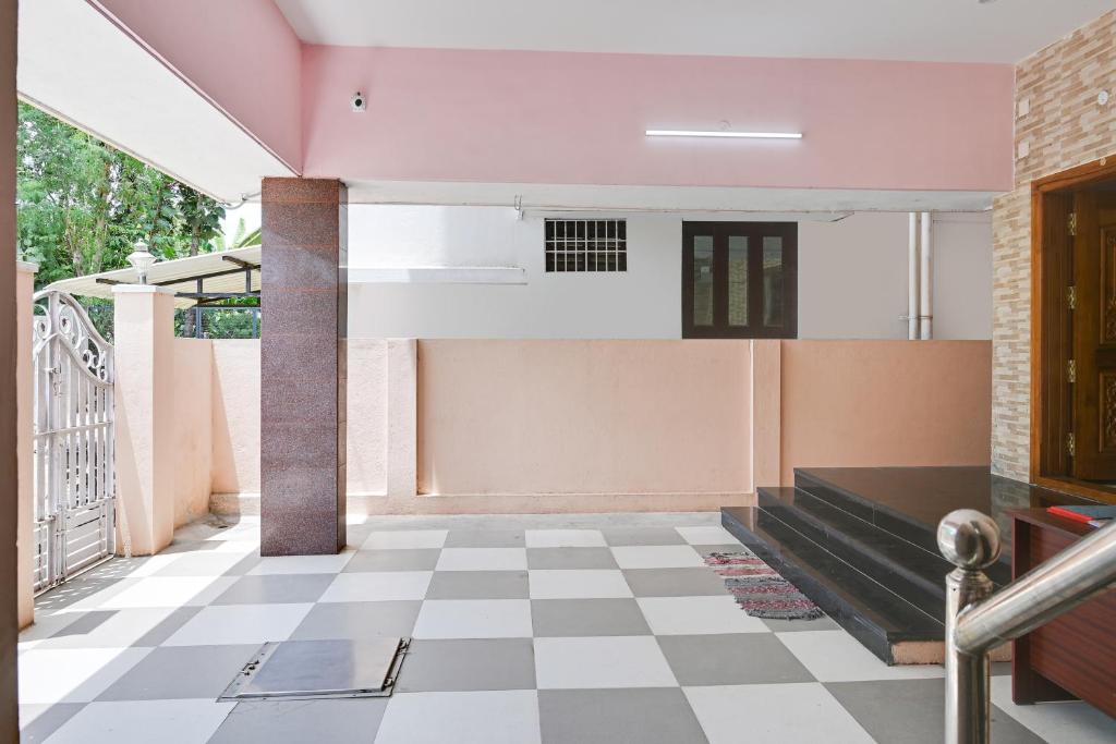 Sharin Service Apartments في سالم: غرفة فارغة مع أرضية مصدية