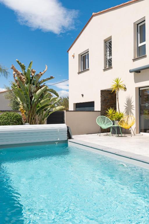 une piscine devant une maison dans l'établissement Les Villas Black&White, à Palau-del-Vidre