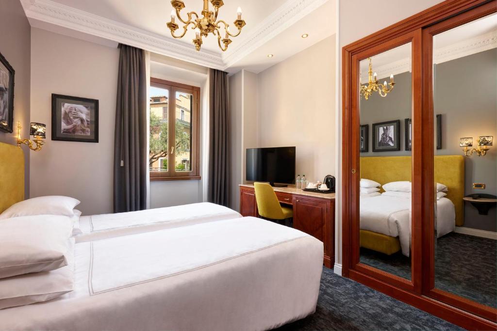 Postel nebo postele na pokoji v ubytování Hotel Barberini