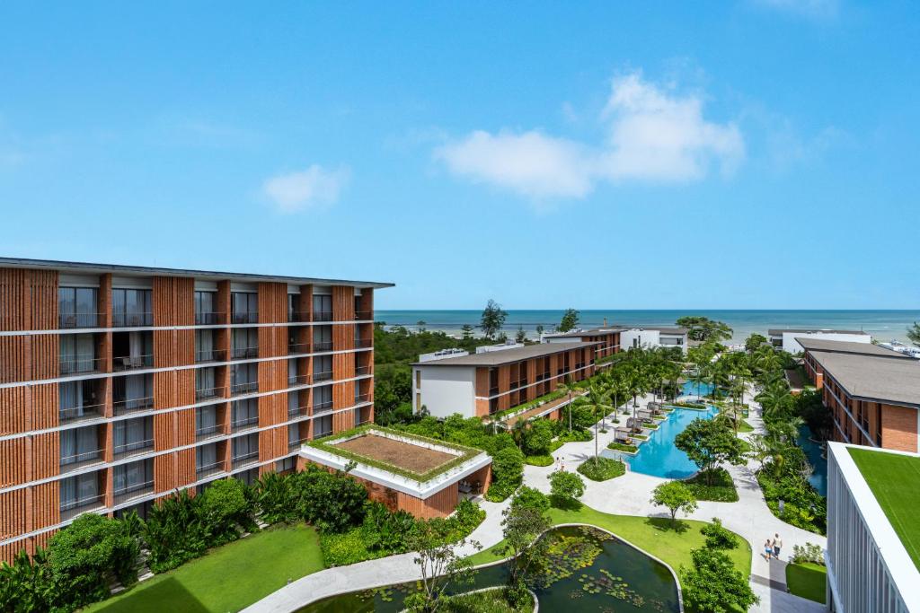 - une vue aérienne sur un complexe avec une piscine dans l'établissement Pullman Khao Lak Resort, à Khao Lak