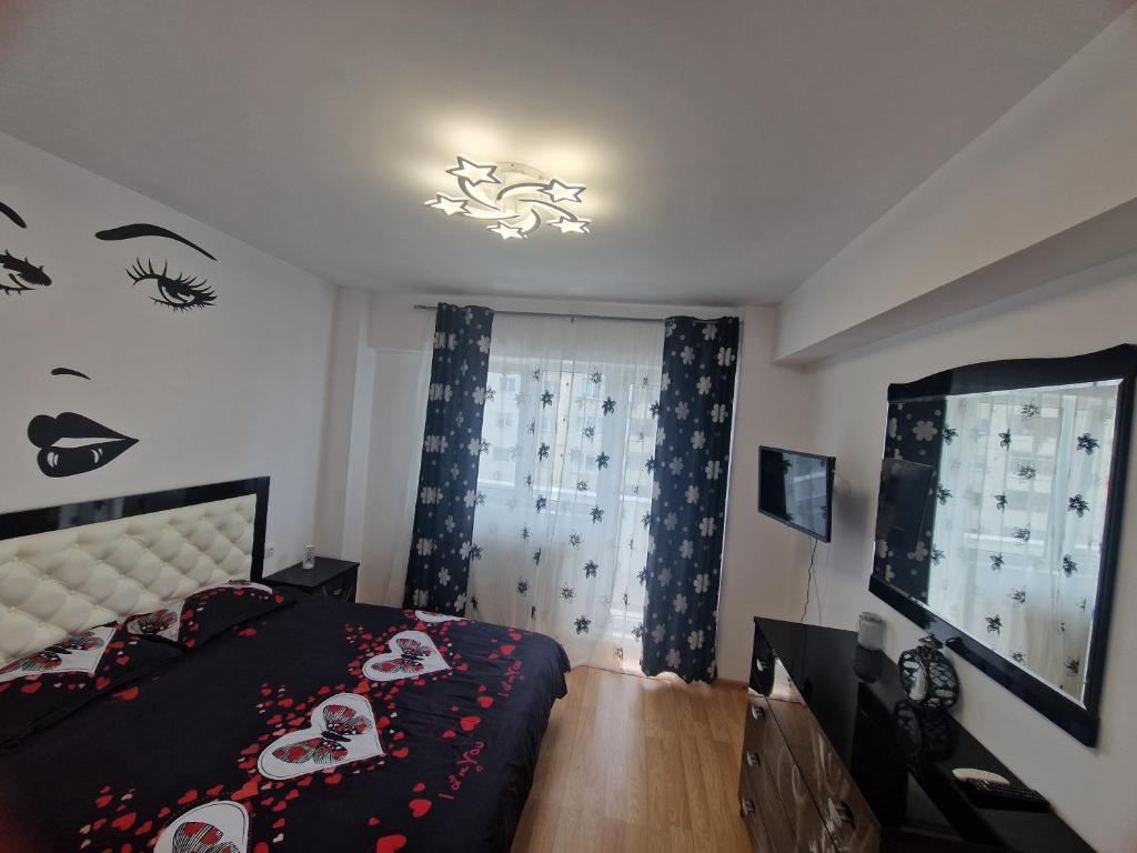 una camera con letto e lampadario a braccio di Best Apart Garii a Braşov