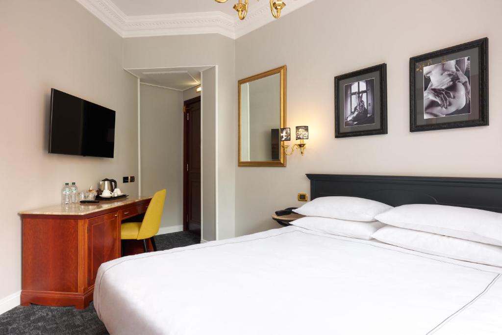 Postel nebo postele na pokoji v ubytování Hotel Barberini