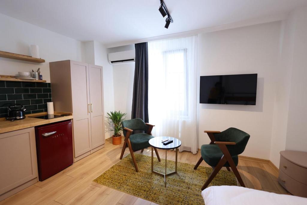 Kuchyň nebo kuchyňský kout v ubytování Evra Suites Hotel