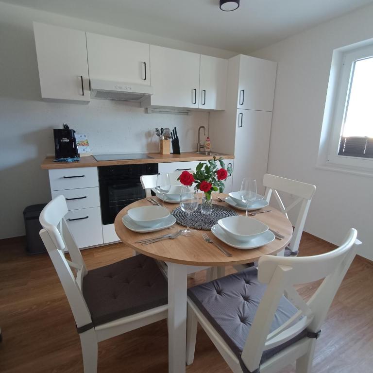 Dapur atau dapur kecil di Apartma z lepo teraso za 3+1 osebe