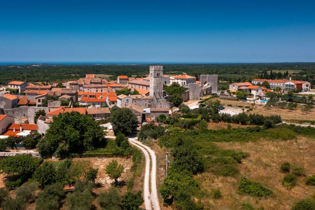 Výhľad na mesto Sveti Lovreč Pazenatički alebo výhľad na mesto priamo z vily
