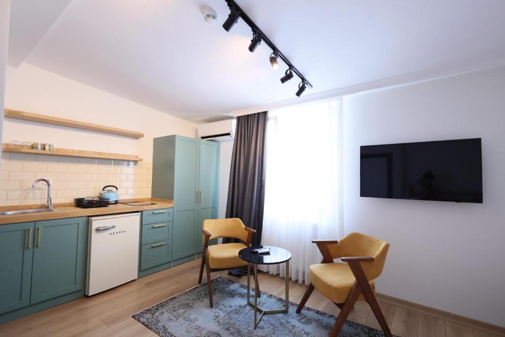 Kuchyň nebo kuchyňský kout v ubytování Evra Suites Hotel