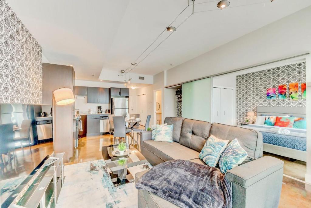 Posezení v ubytování Luxury 2BR Condo - King Bed - Stunning City Views